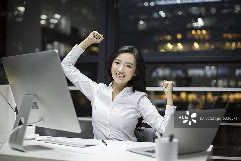 商务女士在办公室加班图片素材
