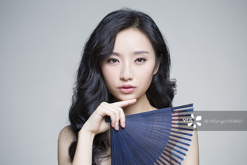 美女拿着折扇图片素材