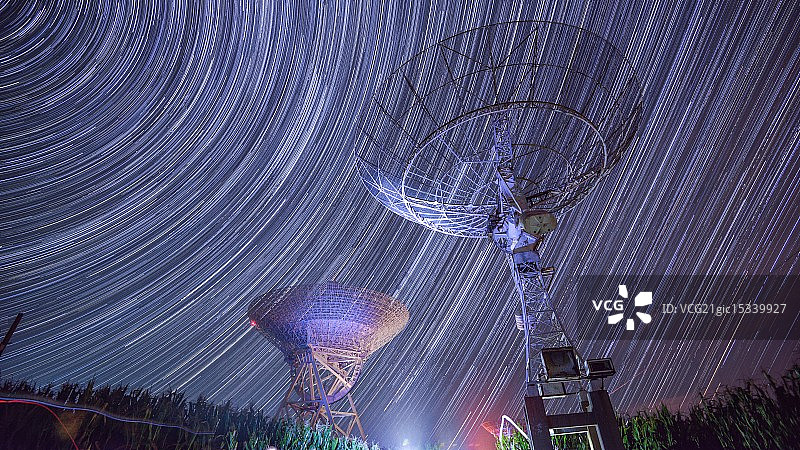 北京密云国家天文台射电望远镜星空星轨 Star trails starry sky at Miyun National Observatory, Beijing, China.图片素材