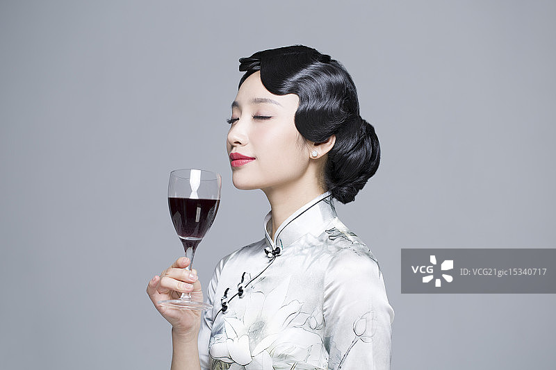 古典美女喝红酒图片素材