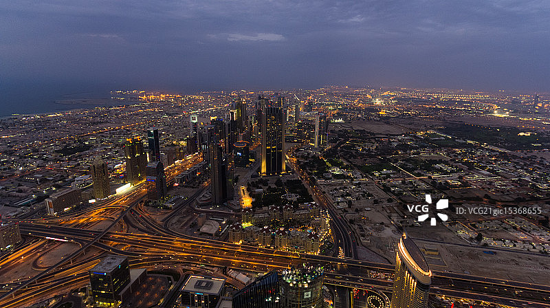 从哈利法塔俯瞰迪拜景色图片素材