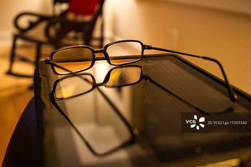 阅读眼镜图片素材