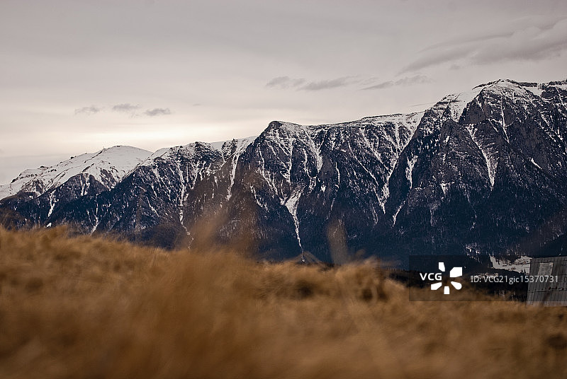 雾气缭绕的山脉图片素材
