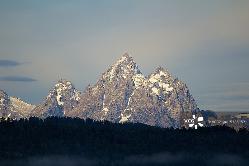 大提顿峰的锯齿状山峰图片素材