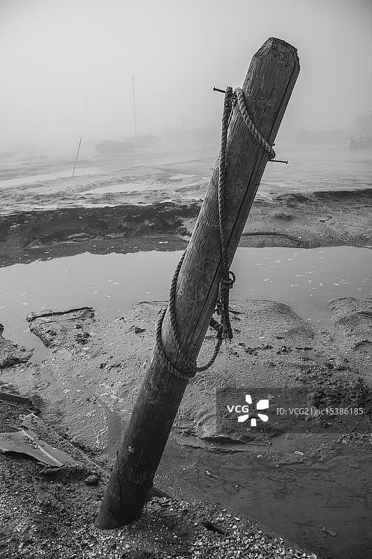 倾斜的系泊柱图片素材