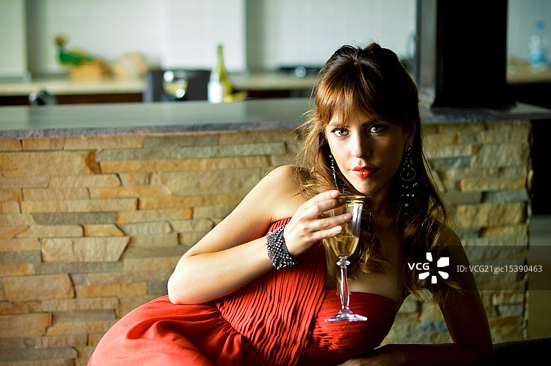 手持酒杯的红发女孩图片素材