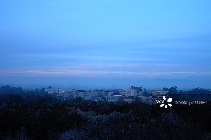 雾蒙蒙的大学山傍晚图片素材