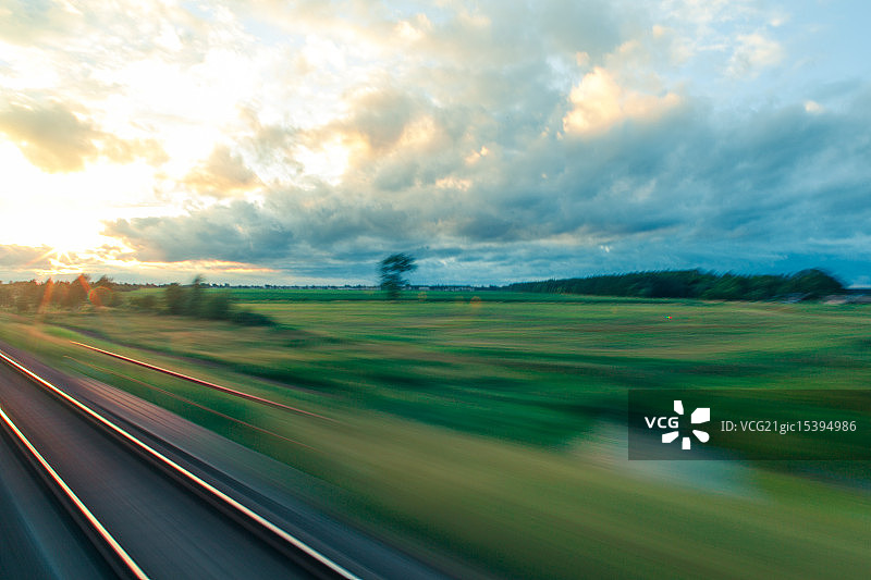 行驶中的火车景观图片素材