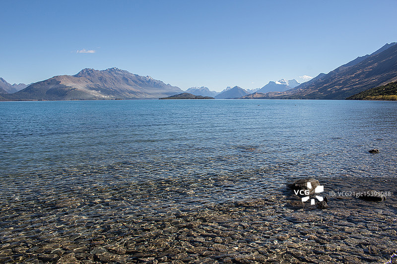 瓦卡蒂普湖周围的群山图片素材
