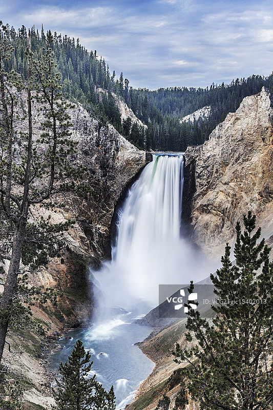 黄石下瀑布图片素材