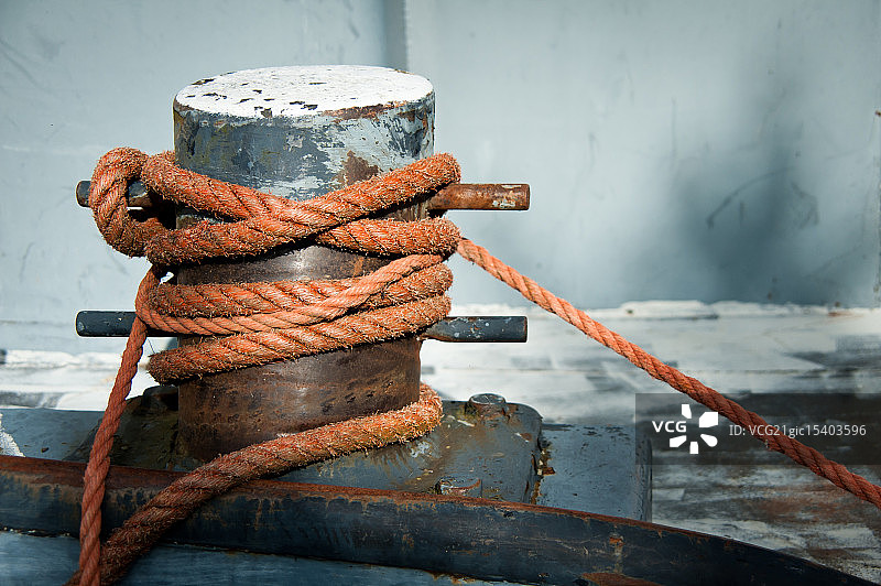 带橙色绳索的系缆柱图片素材