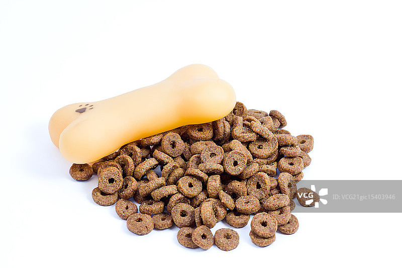 孤立在白色背景上的狗粮和玩具图片素材