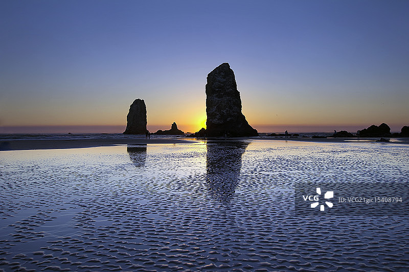 坎农海滩的干草堆针岩图片素材