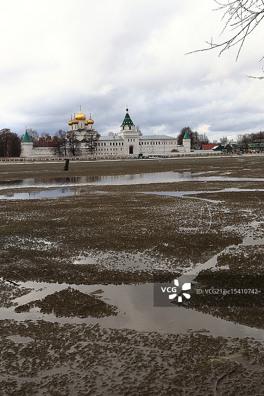 河流与科斯特罗马伊帕季耶夫修道院图片素材