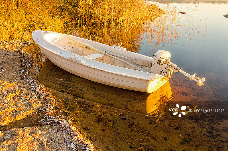 湖中倒影的划艇图片素材