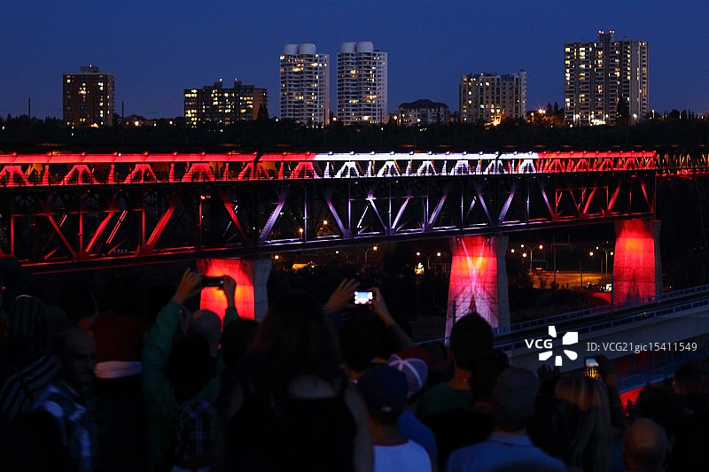 加拿大国庆日：埃德蒙顿大桥灯光秀图片素材