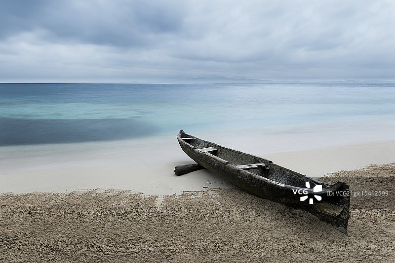 海滩上的独木舟图片素材