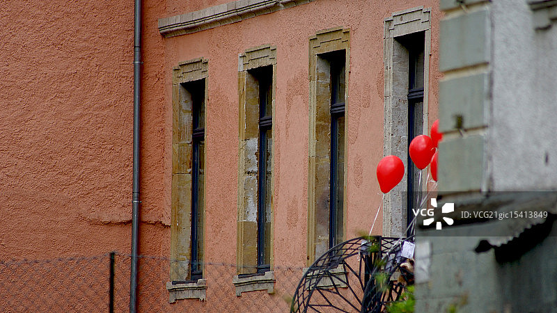 老房子上的红色气球图片素材