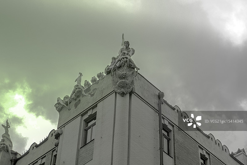 带有奇美拉雕像的房屋图片素材