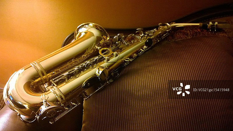 金色光影与中音萨克斯图片素材