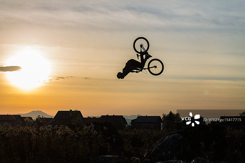 后空翻图片素材