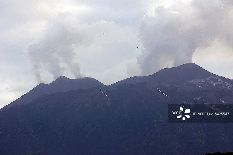 埃特纳火山的脱气现象图片素材
