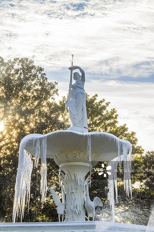 部分冰冻的福赛斯公园喷泉图片素材