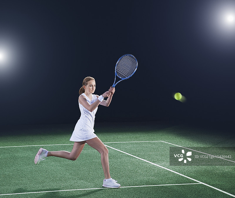 网球运动员在球场上击球图片素材