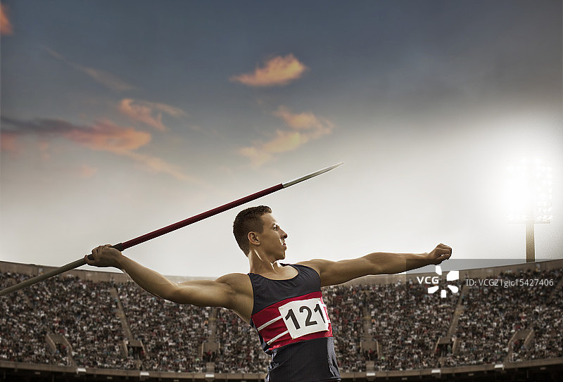田径运动员投掷标枪图片素材