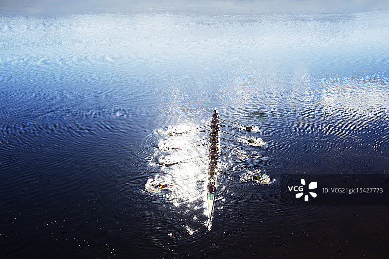 赛艇队在湖上划赛艇图片素材