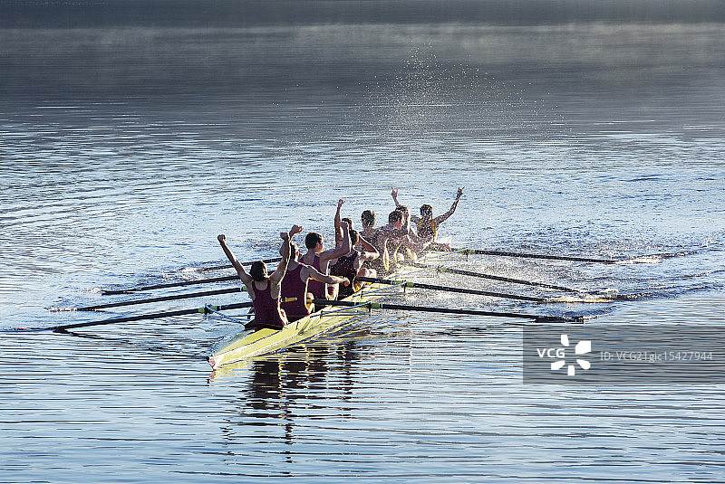赛艇队在湖上庆祝图片素材