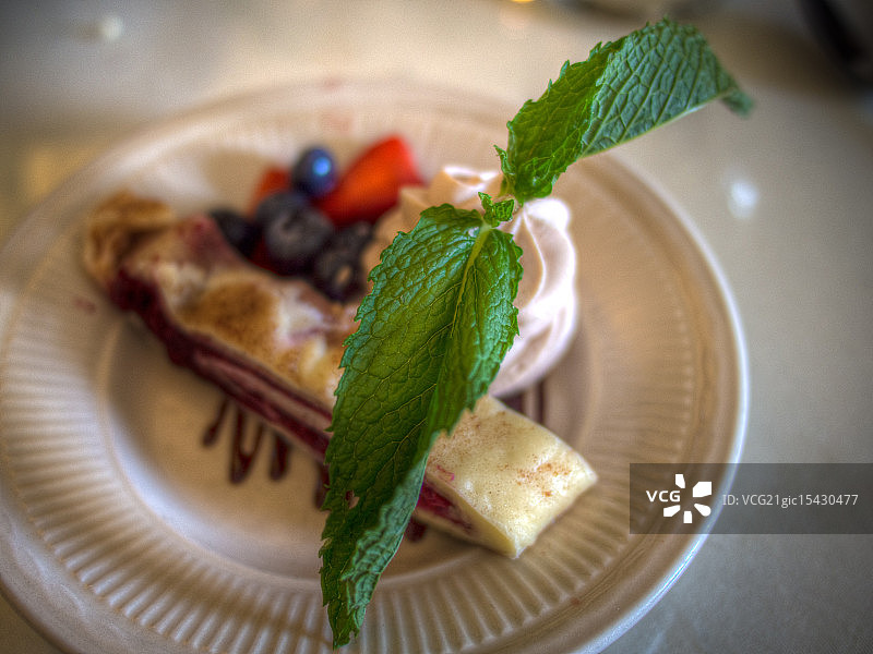 白巧克力莓果馅卷图片素材