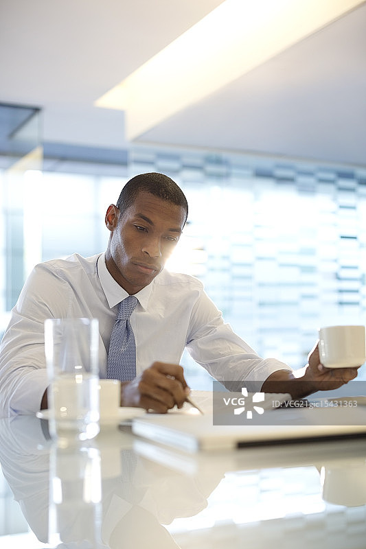 阅读文件的严肃商人图片素材