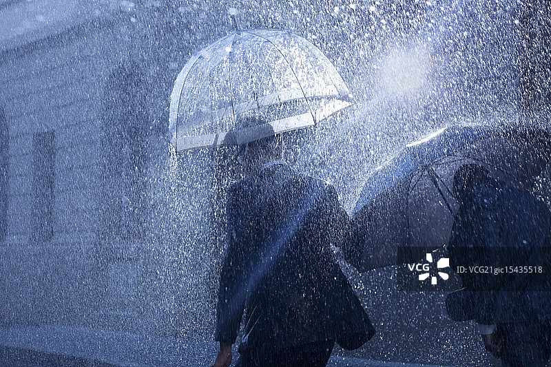 雨中撑伞的商人图片素材