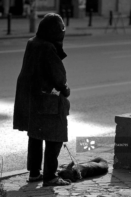 年迈乞讨妇女和宠物图片素材