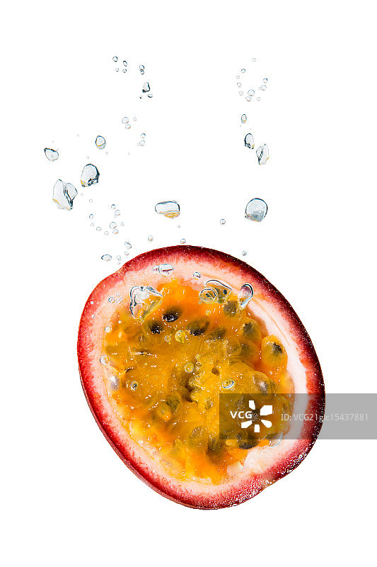 带气泡的水中西番莲图片素材