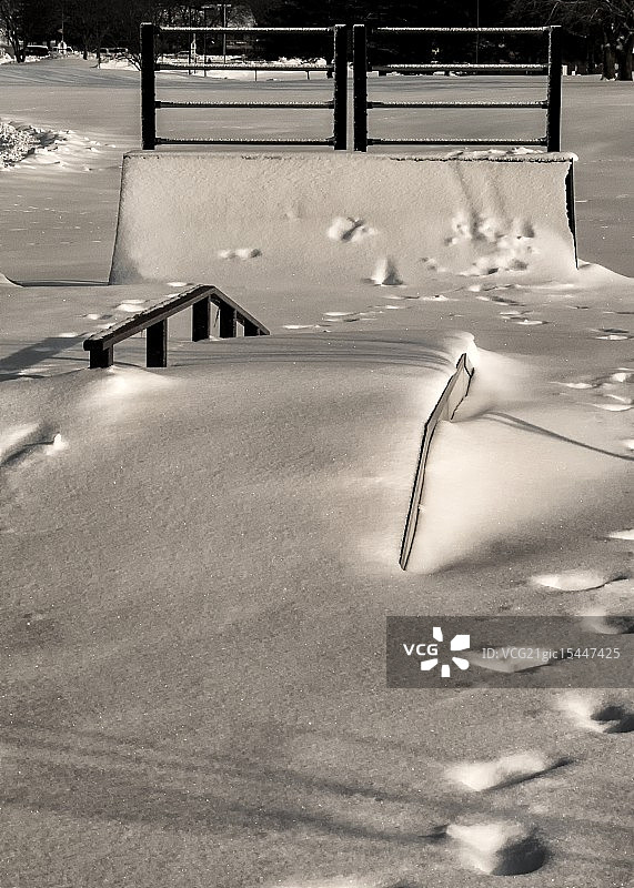雪地滑板公园图片素材
