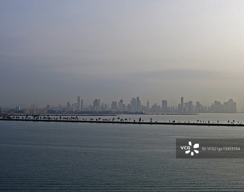 黎明时分的巴拿马城天际线图片素材