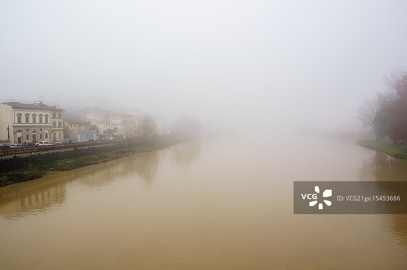 阿诺河上的雾气图片素材