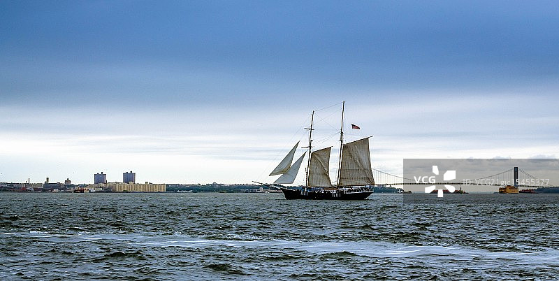 纽约湾的船图片素材