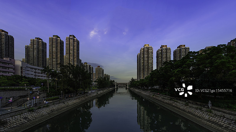 钢筋水泥丛林中的河流图片素材