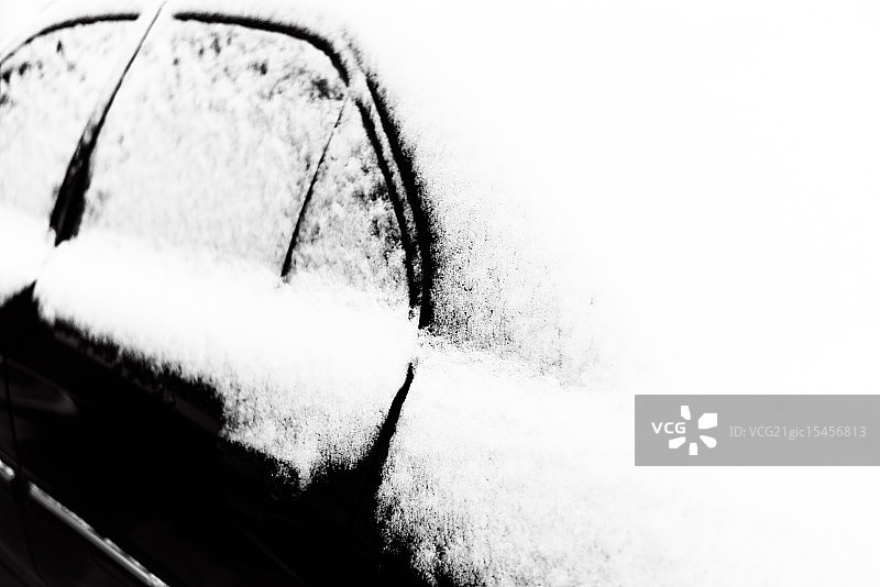 被雪覆盖的汽车图片素材