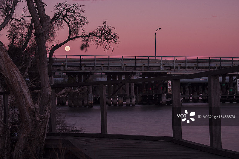 加勒特路桥上的月升图片素材