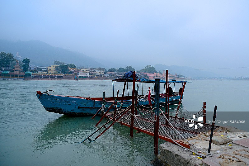 横渡恒河的渡轮图片素材