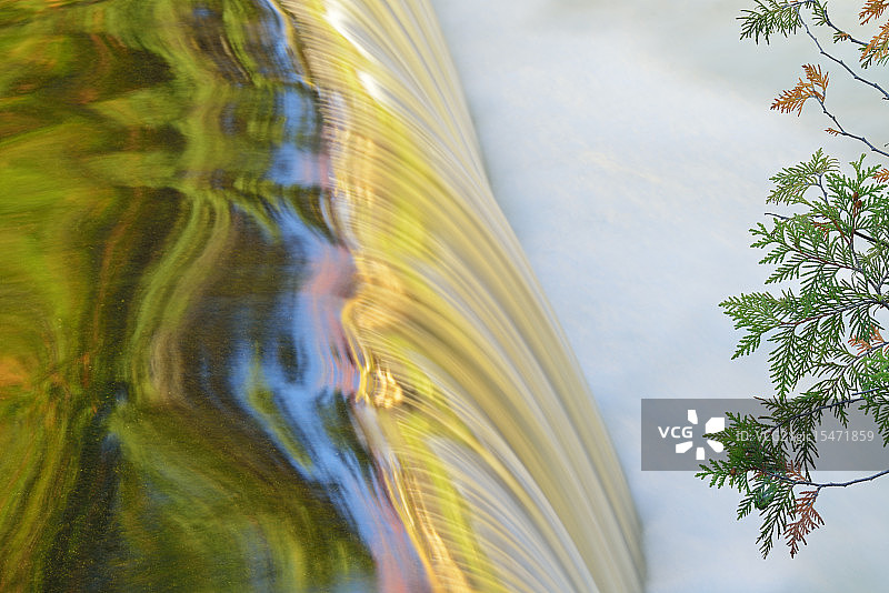 邦德瀑布，雪松枝图片素材