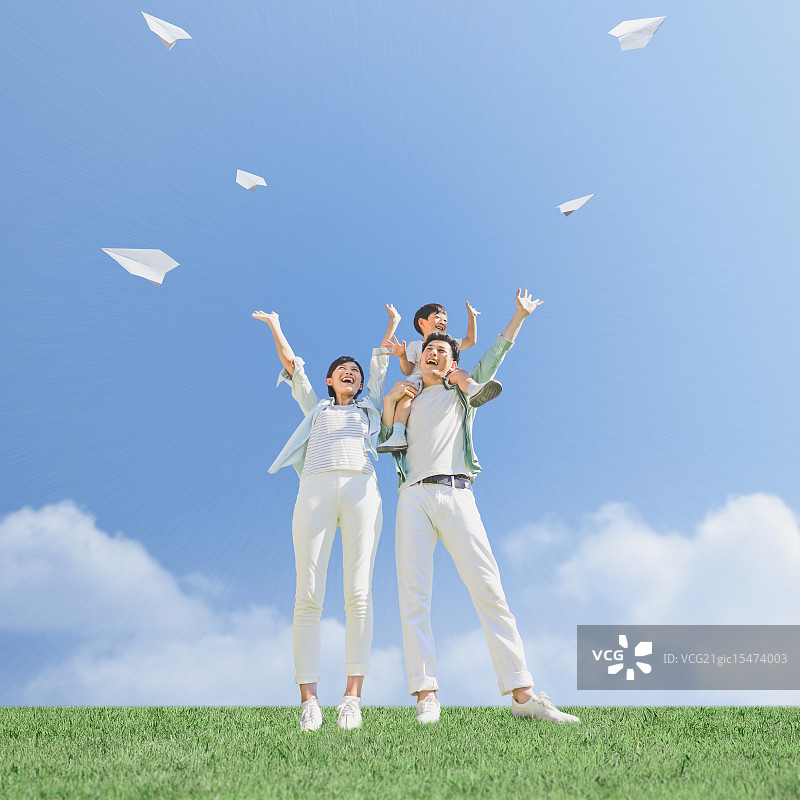 日本家庭在城市公园放纸飞机图片素材