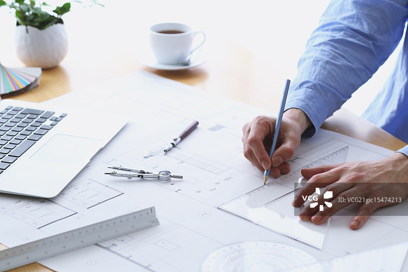 在他的工作室工作的建筑师图片素材