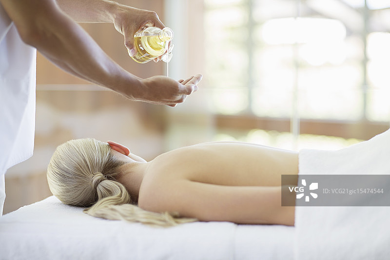 女士在水疗中心接受按摩图片素材