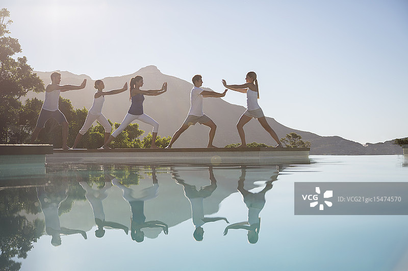 人们在泳池边练习太极拳图片素材