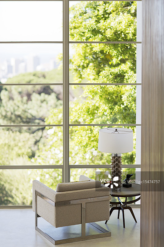 客厅中俯瞰城市景观的扶手椅图片素材